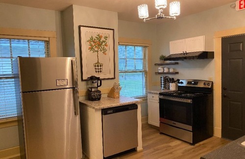 Sikeston House | Historic meets Modern Downtown 3 bedroom home