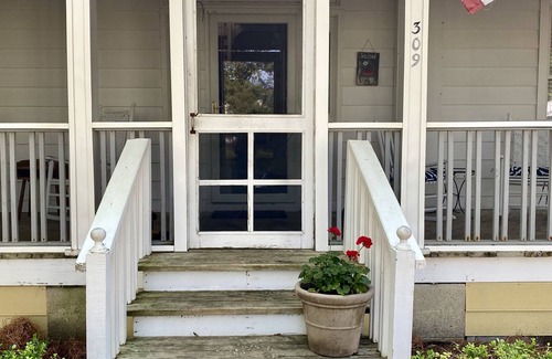 Oriental House | Historic Methodist Parsonage.With a Front Porch Full of Rockers and Stories!
