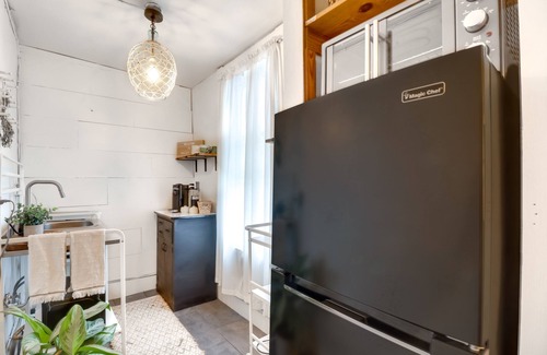 New Market Apartment | Historic New Market Escape w/ Yard Near Wineries!