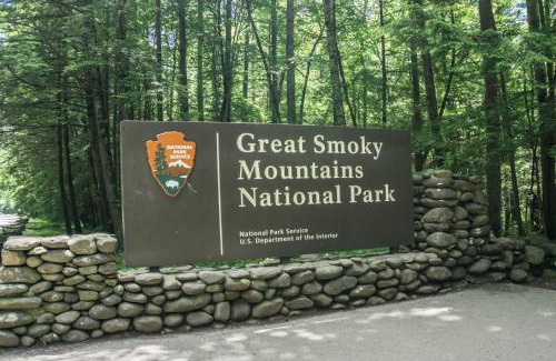 Gatlinburg - Pigeon Forge House | Historic Park Cottage #4 by American Patriot Getaways