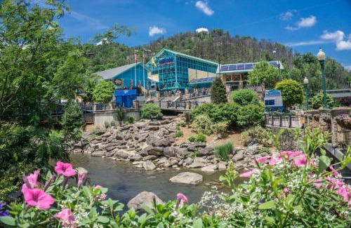 Gatlinburg - Pigeon Forge House | Historic Park Cottage #4 by American Patriot Getaways