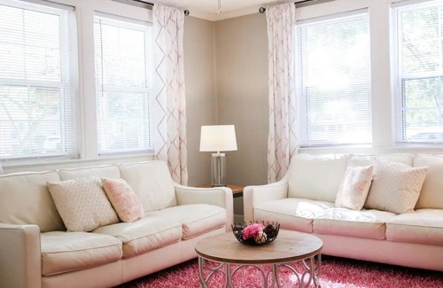 Richmond Hill House | Historic Pink Door Cottage near Savannah + Pets