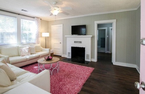 Richmond Hill House | Historic Pink Door Cottage near Savannah + Pets