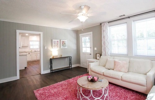 Richmond Hill House | Historic Pink Door Cottage near Savannah + Pets
