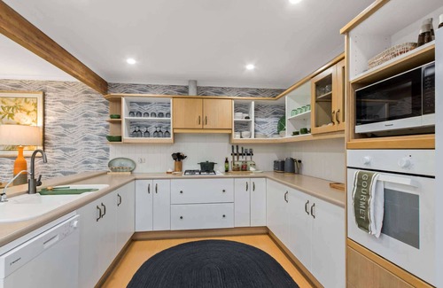Port Adelaide House | Historic Pt Adelaide Home: Beach, City at Doorstep
