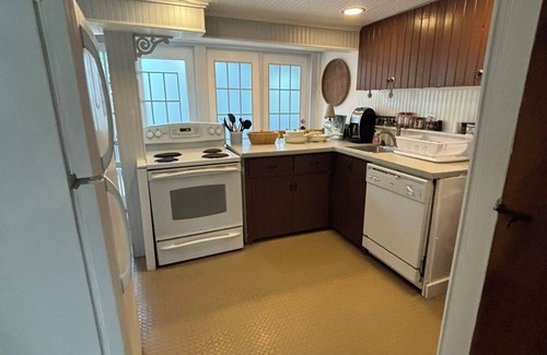 Fire Island Cottage | Historic quaint beach cozy 4-bedroom cottage in beautiful Cherry Grove