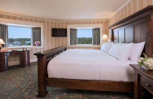 Red Wing House | Historic Red Wing Lux Hotel,Premium Room Close to Dining-Museums-Art & More!