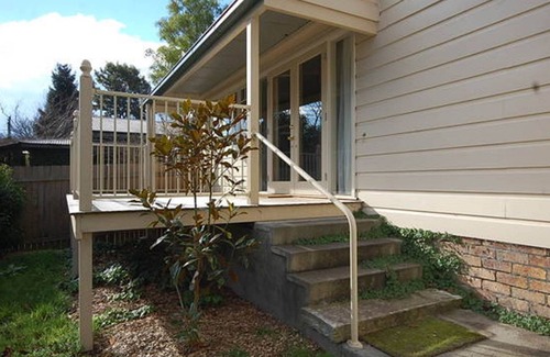 Mittagong House | Historic Sandstone cottage fully appointed for all needs & pet friendly as well