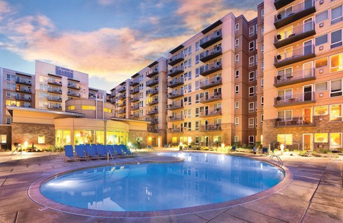 Seaside Gilbert District Resort | Historic sites, shopping, and fine dining!