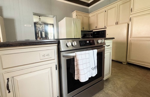 Gallatin House | Historic Stonewall Stays Room for 12 w/New Bunk Room