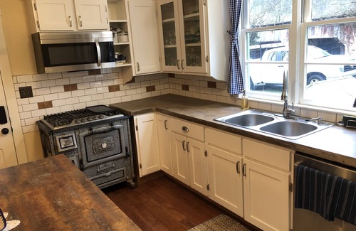 Walland Other | Historic Victorian Farmhouse near Great Smoky Mtns Nat Park