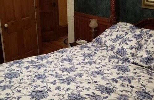 Sioux Falls Bed & Breakfast | Historic Victorian Inn Blue Room