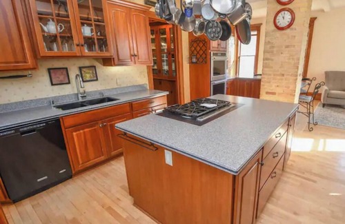 Wales House | Historic, Vintage, Classy, 11 bed, 5+ bath!