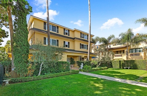 West Beach Apartment | Historic West Beach Studio #3 — Blocks to beach, Downtown State St & Funk Zone
