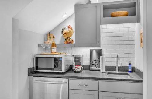 Richland House | Historic West End Guest Studio Suite by SkyRun Nashville