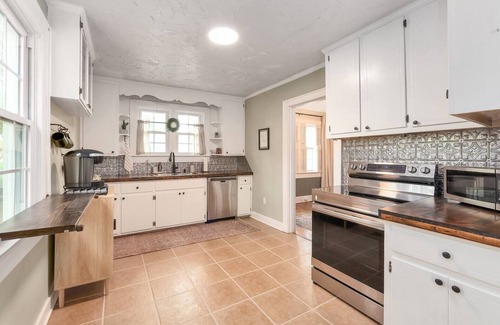 Jackson House | Historic Westwood Cottage, 3 bedroom, sleeps 6