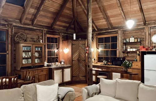 Barrengarry Cabin | Historical 150 year old Timber Cabin at Kangaroo Valley