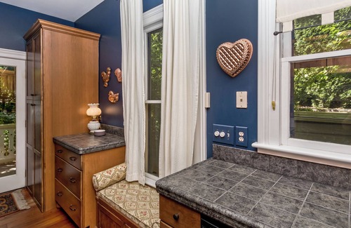 Historic Montford House | Historical Award Winning Cottage in Montford 2 Blocks to Downtown