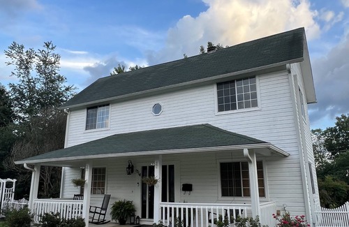 Mena House | Historical colonial home with Pool, close to park & downtown Mena.