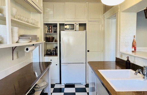 Cloverdale House | Historical Cozy Home Walking Distance to Downtown!