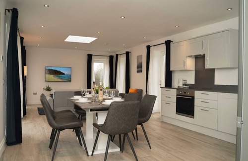 Navestock House | Historical Crown Farm 3BD Gem!