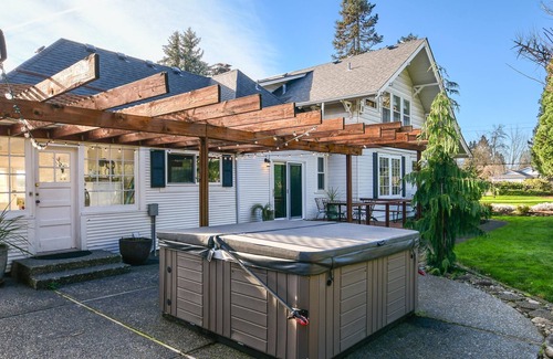 Washougal House | Historical Farmhouse With Game Room and Hot Tub