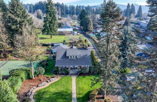 Washougal House | Historical Farmhouse With Game Room and Hot Tub