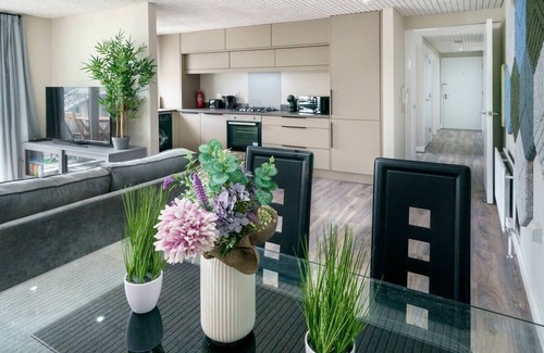 Belfast Apartment | Historical West Belfast | 5 Mins to City Centre| Pass the Keys