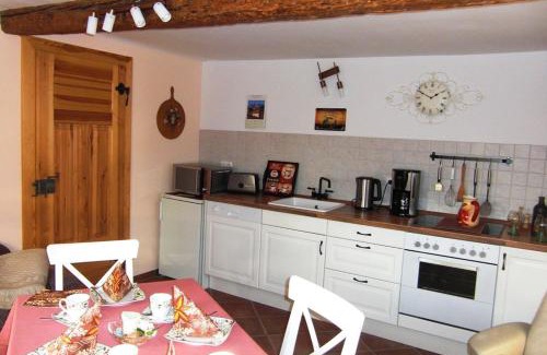 Laucha Apartment | Historisches Fachwerk-Ferienhaus mit Weinkeller und Garten, gute Lage