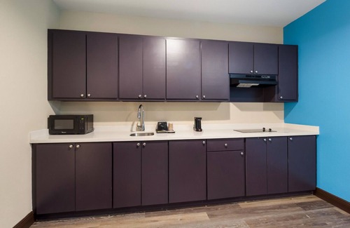Hitchcock House | Hitchcock Stay at Highway 6 | Family Ready Room w/Kitchenette | Free Parking