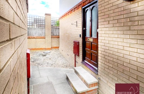 Hitchin Apartment | Hitchin - 2 Bedroom Coach House - With Parking