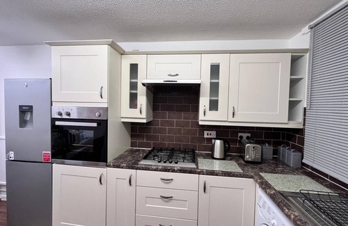 Thamesmead East House | Hive Stays Close to Abbeywood Free Parking Wifi