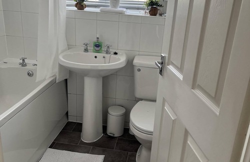 Kettering House | Hive Stays, Sleeps 3, Free Parking, Wifi, Smart Tv
