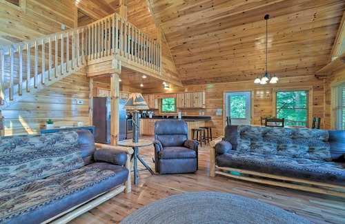 Unaka Cabin | ‘Hiwassee Hideaway' Cabin w/Mountain Views!