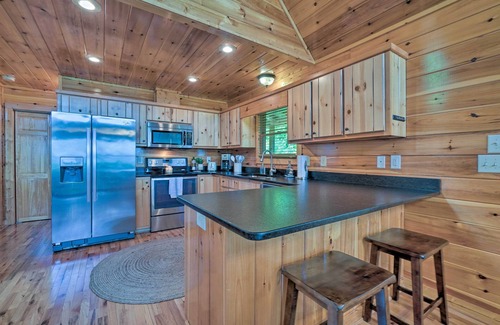 Unaka Cabin | ‘Hiwassee Hideaway' Cabin w/Mountain Views!