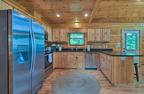 Unaka Cabin | ‘Hiwassee Hideaway' Cabin w/Mountain Views!