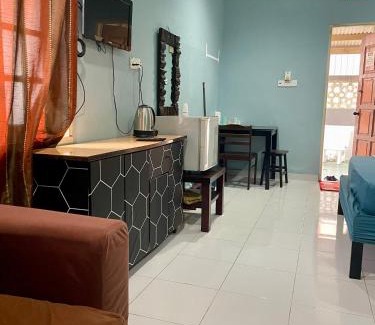 Batu Buruk House | Hj Hassan Guest House- Studio Unit