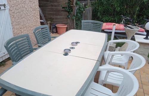 Saint-Hippolyte House | Holiday Home 'Avec Piscine 12 Personnes' with Private Pool, Shared Terrace and Wi-Fi