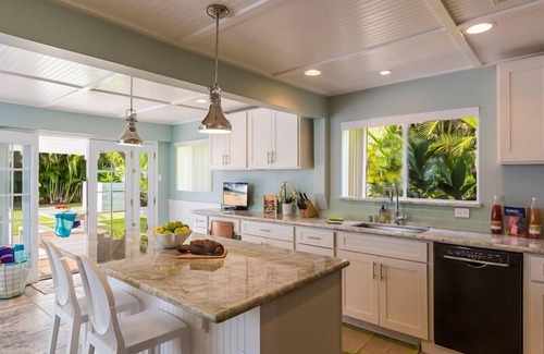 Kahala House | Ho'okipa Villa: Historic Home+Guest Cottage in Kahala near the Beach w/Pool & AC