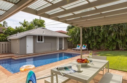 Kahala House | Ho'okipa Villa: Historic Home+Guest Cottage in Kahala near the Beach w/Pool & AC