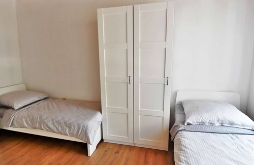Bergisch Gladbach Apartment | HÖ01 large apartment with dryer and washing machine