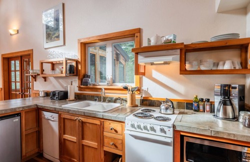 Ashland Cabin | Hobart Peak Cabin w/Jacuzzi and Wood Stove at Green Springs Inn
