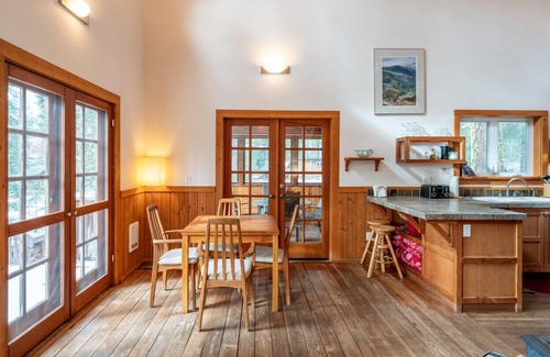 Ashland Cabin | Hobart Peak Cabin w/Jacuzzi and Wood Stove at Green Springs Inn
