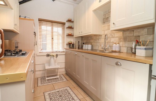Malmesbury Cottage | HOBBES COTTAGE, character holiday cottage in Malmesbury
