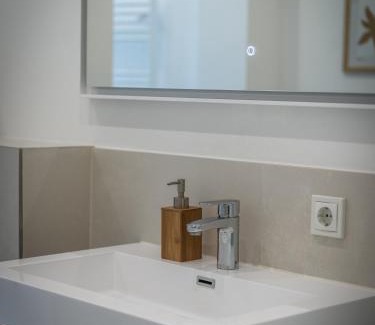 Wiesbaden Apartment | Hochwertige Altbauwohnung im modernen Stil in Wiesbaden - Küche - Terrasse - WLAN - Zentral