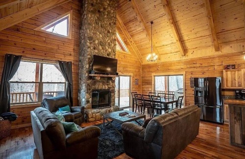 South Bloomingville Cabin | Hocking Hills Paradise! 🌿 Hot Tub ~ Near Caves ~ WiFi ~ Serene, Secluded 🌿