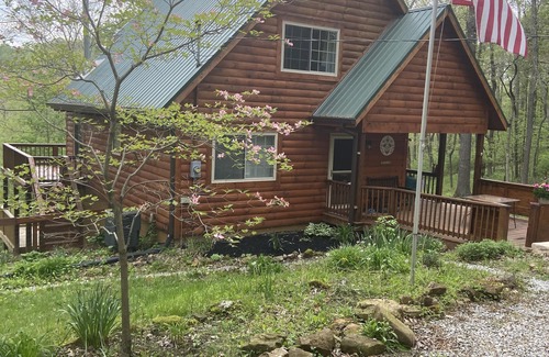 Rockbridge Cabin | Hocking Hills Family Friendly Log Cabin with Lake access, Canoe & Hiking Trail