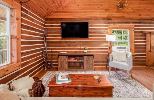 Ray Cabin | Hocking Hills Hiking and Fishing -PET FRIENDLY-