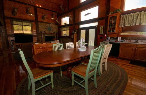 New Plymouth Cabin | Hocking Hills Lodge w/hottub,10acre lake, with Basketball & Pickleball court