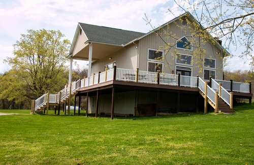 New Plymouth Cabin | Hocking Hills Lodge w/hottub,10acre lake, with Basketball & Pickleball court